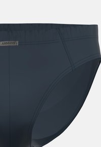 Marinblå simbyxor, tillverkade av ett mjukt material, med en säker midjeband och en diskret logotag samt platta sömnadsdetaljer.