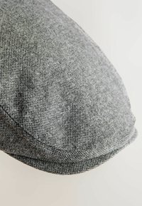 Szara czapka z teksturowanym wzorem w jodełkę. Zaokrąglony kształt z lekko zakrzywionym daszkiem i trwałym materiałem. Prosty, klasyczny design.