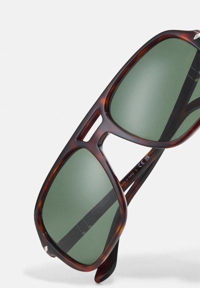 Schildpatt-Sonnenbrille mit grünen Gläsern, rechteckiger Form und dicken Rahmen mit einem Ausschnitt-Design. Hergestellt in Italien.