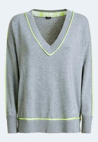 Pull gris avec col en V, poignets et ourlet côtelés, orné d'un bord néon vert le long de l'encolure et des côtés. Tissu en maille douce.