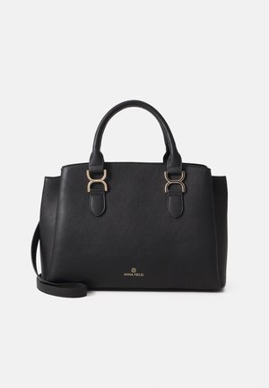 Zwarte gestructureerde handtas met dubbele handvatten, goudkleurige sierbeslag, zijzakken en Anna Field-logo in het midden aan de voorkant.