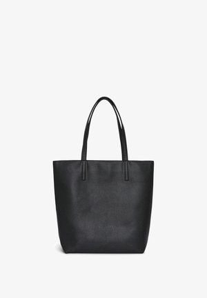 Borsa a spalla in pelle nera con finitura testurizzata, forma rettangolare alta, due manici lunghi e senza hardware o decorazioni visibili.