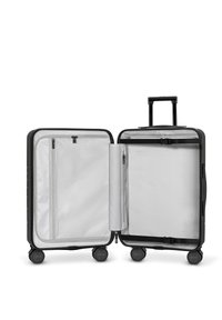 Harde zwarte koffer met een witte binnenkant, voorzien van een ritscompartiment, een zijvak en vier draaiwielen voor mobiliteit.