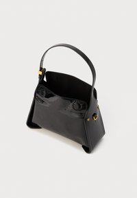 Borsa in pelle lucida nera con forme strutturate, dotata di un manico singolo, dettagli decorativi in oro e un ampio interno aperto.