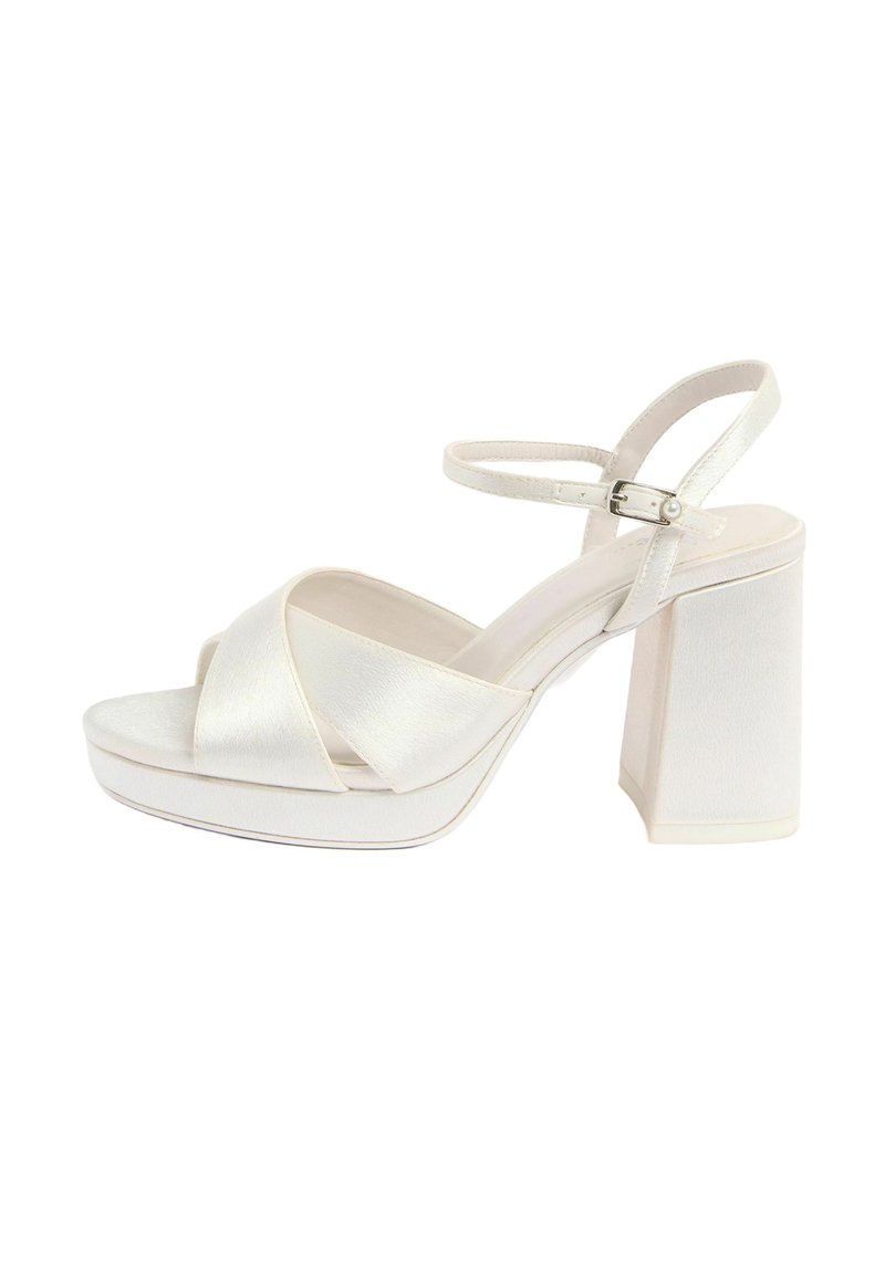 Bele, satenaste sandale z visokim petam s kvadratnim podplatom, prekrižanimi paščki, nastavljivim paščkom okoli gležnja in podplatom s platformo.