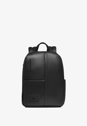 Schwarzer Leder-Rucksack mit gepolsterten Schulterriemen, Fronttasche und vertikalen Nahtdetails, dargestellt vor weißem Hintergrund.