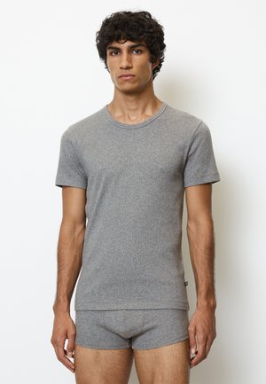 Graues Baumwoll-T-Shirt mit kurzen Ärmeln und rundem Ausschnitt, kombiniert mit passenden Boxershorts. Das Material wirkt weich und hat eine glatte Textur.