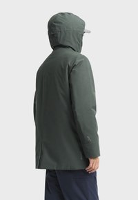 Zelená vodotesná bunda s kapucňou, pevná textúra, mierne priliehavý strih a logo na rukáve. Zobrazený zadný pohľad.
