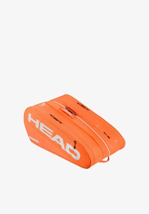 Bolsa deportiva HEAD de color naranja brillante con múltiples compartimentos con cremallera y un asa, diseñada para llevar equipo de tenis o squash.