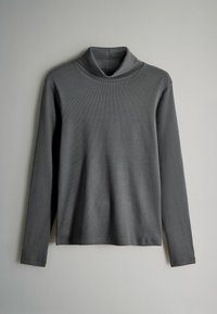 Maglione grigio a maniche lunghe con collo a barchetta in tessuto testurizzato, caratterizzato da un collo ampio e un'orlo dritto, esposto su uno sfondo neutro.