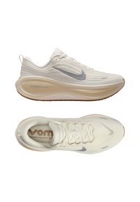 Άσπρο παπούτσι για τρέξιμο Nike ZoomX εμφανίζεται από πλάγια και από πάνω, με παχιά μπεζ σόλα και ασημί λογότυπο Swoosh.