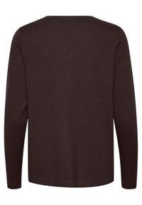 Pull à manches longues marron foncé avec une coupe décontractée et une texture côtelée, présentant un col rond simple sans motifs ni accents visibles.