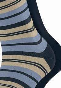 Gestreifte Socken weisen horizontale Streifen in Beige, Hellblau, Marineblau und Dunkelblau auf und haben eine gerippte Textur sowie eine glatte Oberfläche.
