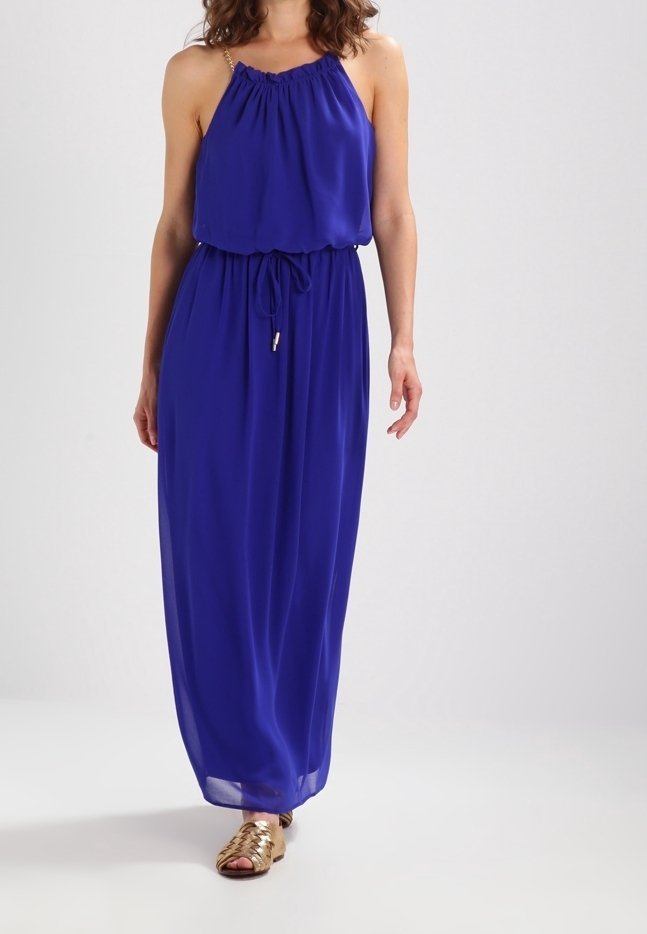 Lång, ärmlös, blå maxiklänning med samlad halsringning och justerbar dragsko i midjan. Lättviktig tyg med en jämn textur, kombinerad med guldfärgade sandaler.