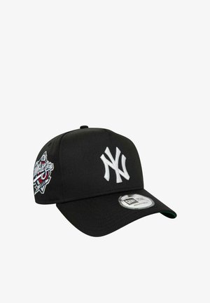 Schwarze Baseballkappe mit weiß gesticktem "NY" Logo auf der Vorderseite, verstellbarem Riemen, flachem Schirm und farbenfrohem gesticktem Motiv an der Seite.