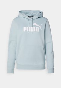 Ljusblå hoodie i mjukt tyg, med en känguru-lomme, snörningar och en vit Puma-logotyp framtill.