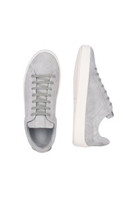 Graue Wildledersneaker mit flachen Schnürsenkeln, einer runden Zehenpartie und einer weißen Gummisohle; verfügen über minimale Nähte und ein seitliches Lüftungsdetail.