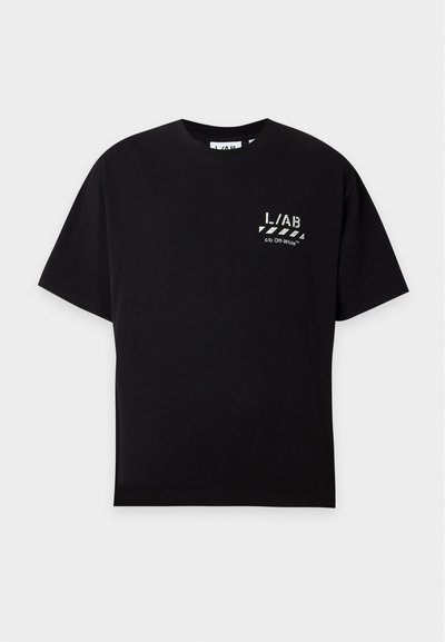 Черна тениска с къси ръкави с малък бял текст "L/AB c/o Off-White" и диагонални ивици лого отляво на гърдите.