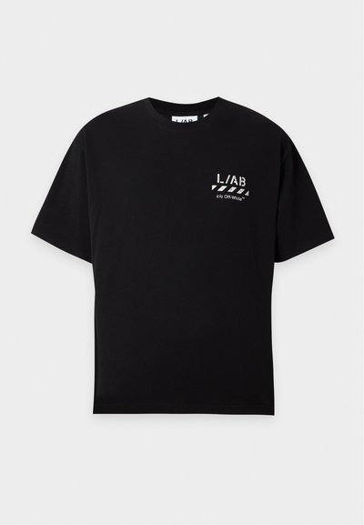 Черна тениска с къси ръкави с малък бял текст "L/AB c/o Off-White" и диагонални ивици лого отляво на гърдите.