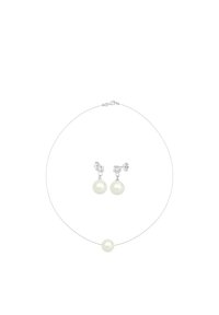 Collier de perles avec un fil argenté fin et des boucles d'oreilles en perles assorties. Comprend des perles blanches rondes et des accents en cristal transparent.