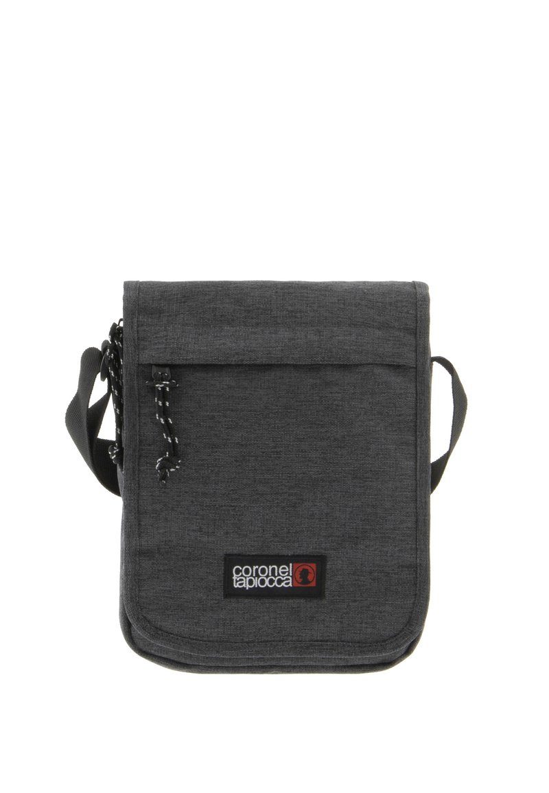 Bolso cruzado de tela gris con cierre de solapa, correa ajustable y parche con logo. Superficie texturizada con detalles en costura contrastante.