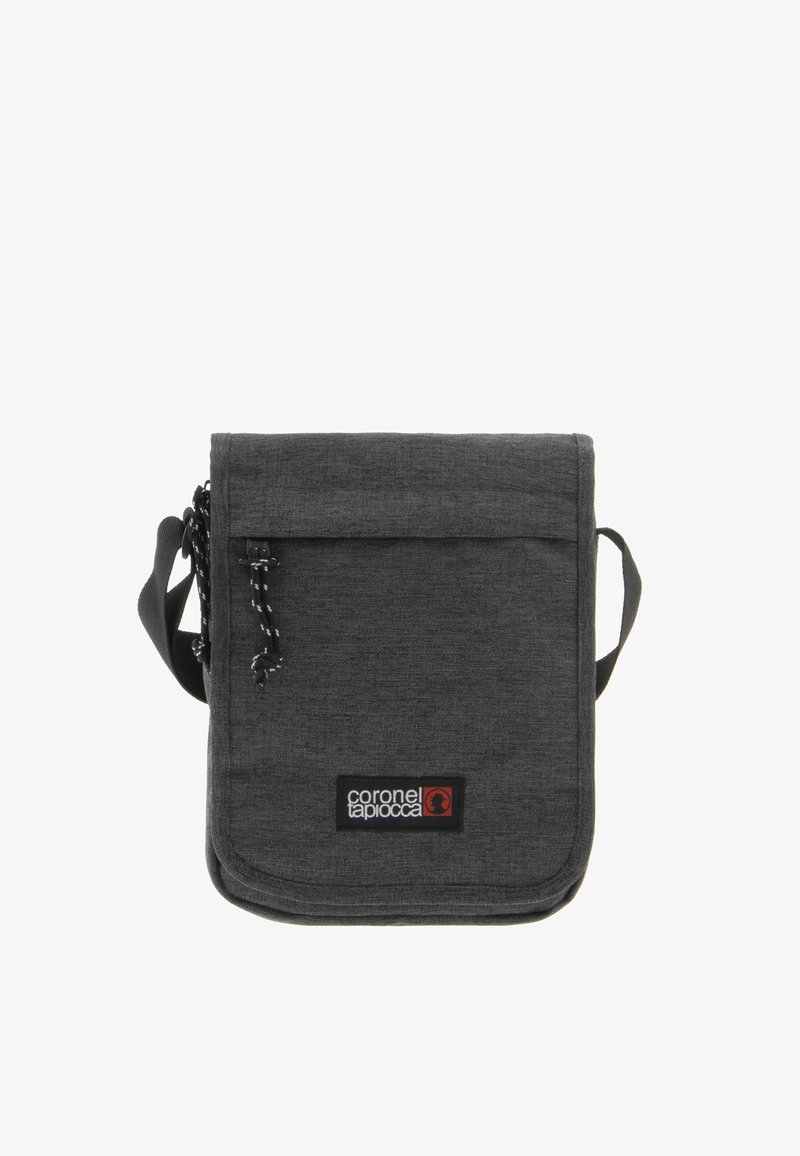 Bolso cruzado de tela gris con cierre de solapa, correa ajustable y parche con logo. Superficie texturizada con detalles en costura contrastante.