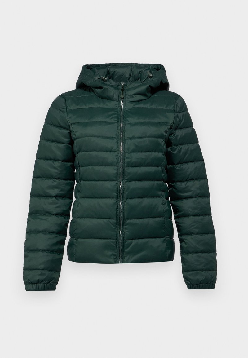 Donker groene pufferjack met een rits aan de voorkant, capuchon, geribde boorden en horizontale stiksels. Zachte, gladde textuur met een gewatteerd ontwerp.