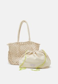 Sac fourre-tout en paille tissée de couleur beige crème avec deux anses, accompagné d'un petit sac à cordon en toile avec des accents vert néon.
