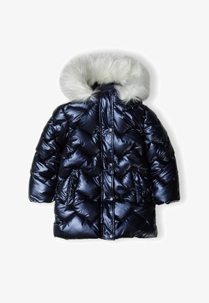 Cappotto imbottito blu navy con finitura lucida e trapuntata, dotato di cappuccio in pelliccia sintetica, due tasche frontali e chiusura con cerniera.