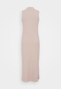 Abito maxi senza maniche a costine in morbido tessuto rosa, caratterizzato da un collo alto e uno spacco laterale per facilitare i movimenti. Design semplice e aderente.