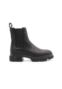 Botas Chelsea de cuero negro con superficie texturizada, paneles laterales elásticos y suela de goma gruesa. Cuenta con una lengüeta para facilitar el uso.