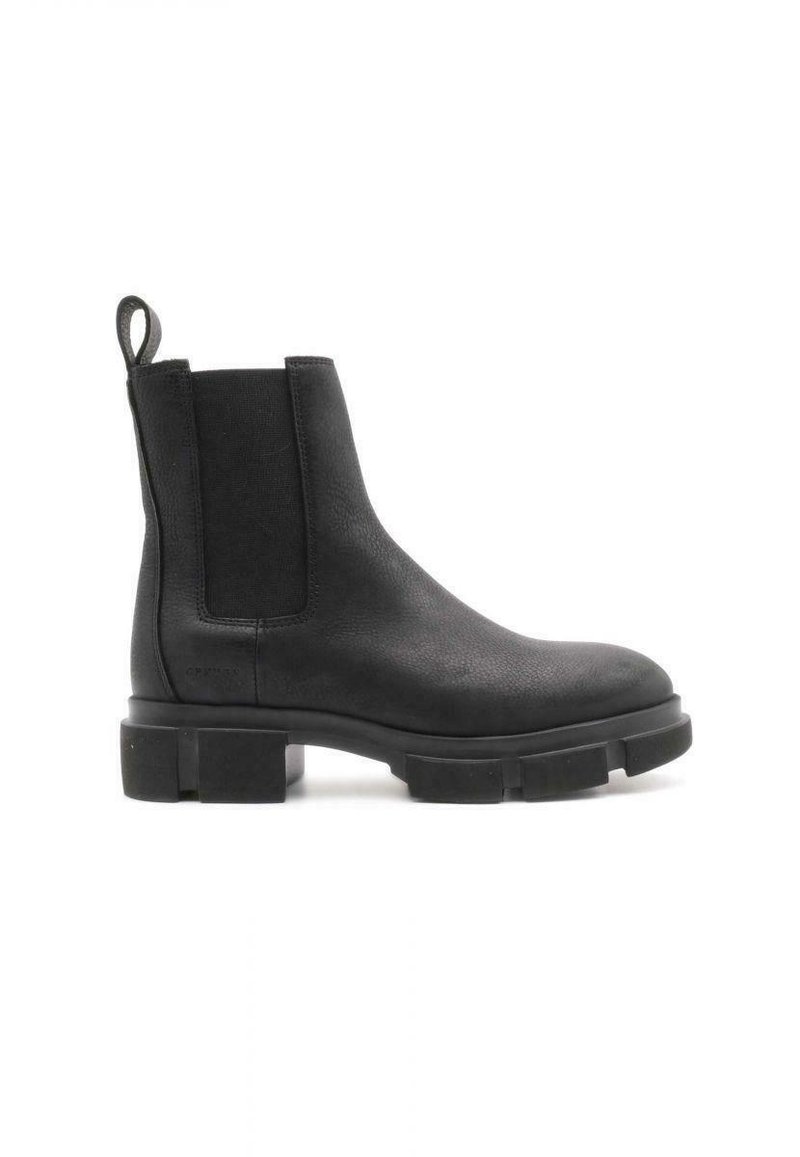 Botas Chelsea de cuero negro con superficie texturizada, paneles laterales elásticos y suela de goma gruesa. Cuenta con una lengüeta para facilitar el uso.