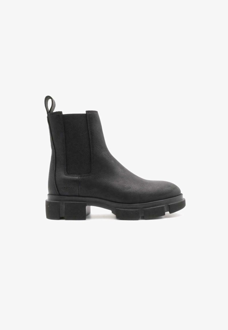 Botas Chelsea de cuero negro con superficie texturizada, paneles laterales elásticos y suela de goma gruesa. Cuenta con una lengüeta para facilitar el uso.