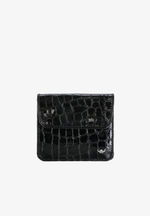 Portefeuille noir brillant avec texture crocodile, fermeture à rabat et petit logo argenté en bas à droite.