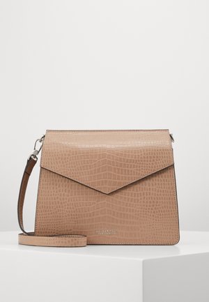 Béžová kabelka z umělé kůže s krokodýlí texturou, trojúhelníkové klopové zavírání a nastavitelný popruh. Disponuje stříbrným logem.