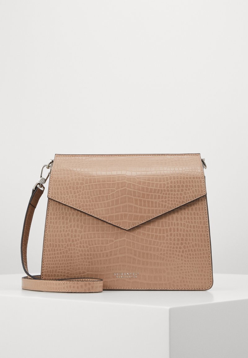 Borsa a tracolla in ecopelle beige con texture a crocodylo, chiusura a cappio triangolare e tracolla regolabile. Presenta un dettaglio logo in argento.