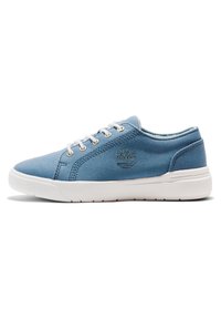 Helle blaue Canvas-Sneaker mit einer weißen Gummisohle, runden Schnürsenkeln, einer Logo-Stickerei an der Seite und einem Low-Top-Design.