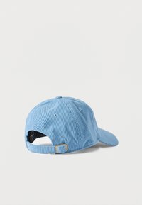 Ανοιχτό μπλε baseball καπέλο από κορντούρα, εμφανιζόμενο από πίσω με ρυθμιζόμενο ιμάντα και μεταλλικό πόρπη σε λευκό φόντο.