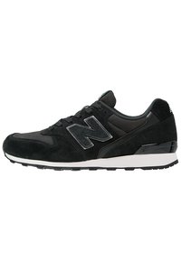 Sneaker neri New Balance con tomaia in suede e rete, suola intermedia bianca, suola nera e il logo "N" caratteristico sul lato.