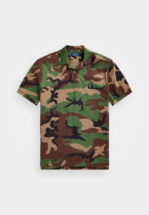 Kortærmet polo med camouflagemønster i grøn, brun, beige og sort samt to-knaps knaplukning.