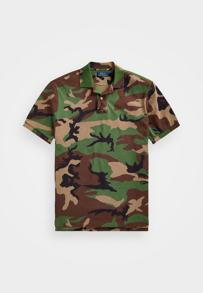 Polo à manches courtes avec motif camouflage vert, marron, beige et noir, et patte à deux boutons.