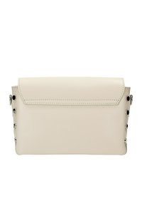 Lichtbeige clutch tas met een gestructureerde afwerking, rechthoekige vorm en metalen studs aan de zijkanten. Voorzien van een klep sluiting.