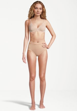 Set di biancheria intima beige composto da un reggiseno senza ferretti con spalline regolabili e mutandine a vita alta. Tessuto morbido e liscio con un design senza cuciture.