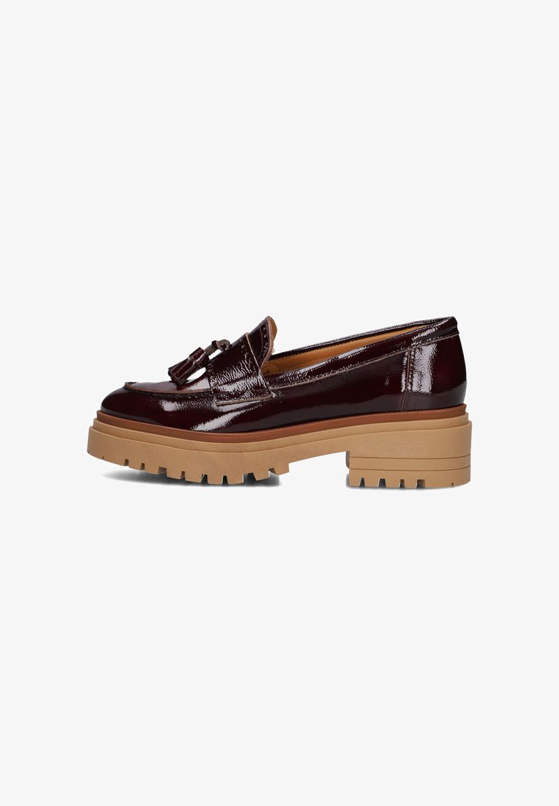 Bordeaux patentleren loafers met een kwastaccent, voorzien van een chunky beige rubberen zool met een gestructureerd profiel voor grip.