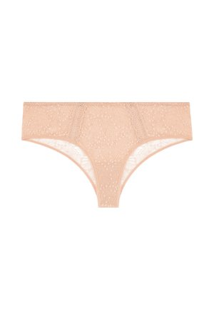 Koronkowy thong w jasnym brzoskwiniowym kolorze, z kwiecistymi wzorami, półprzezroczystą strukturą i niskim stanem oraz miękkim elastycznym pasem.