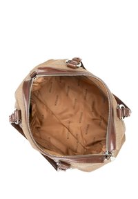 Brązowa syntetyczna torba na ramię o teksturowanej powierzchni, z zamknięciem na zamek i skórzanymi akcentami; podszyta beżową tkaniną z powtarzającym się logo marki.