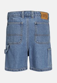 Shorts in denim blu con taglio dritto, due tasche posteriori e tasca cargo laterale. Presenta un'etichetta in pelle marrone del marchio sulla vita.