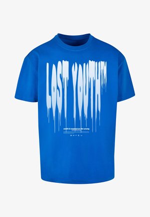 Kék pamut póló rövid ujjakkal, fehér csöpögő betűkkel "LOST YOUTH™" felirattal, alatta egy középre igazított másodlagos szöveggel.