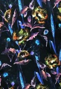 Bloemenstof met een zwarte achtergrond, voorzien van levendige kleuren zoals groen, blauw en paars, samen met gedetailleerde ontwerpen van bladeren en bloemblaadjes.