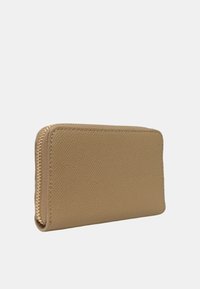 Cartera de textura marrón claro con cierre de cremallera, que presenta una forma rectangular y bordes suaves. Diseño minimalista sin marcas visibles.